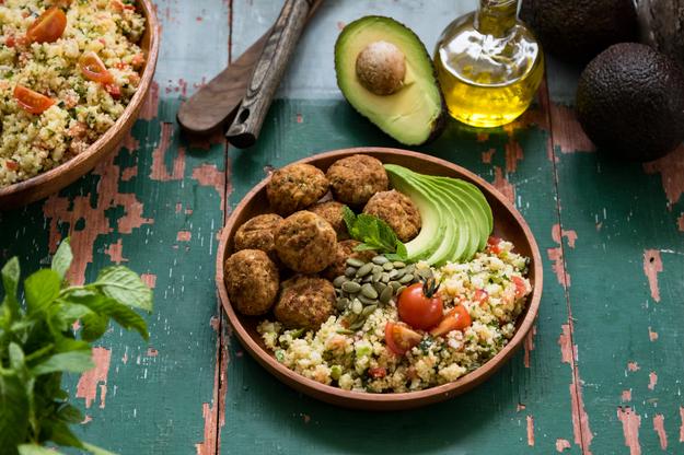 Falafel con ensalada de cuscus, aguacate y pipas de calabaza