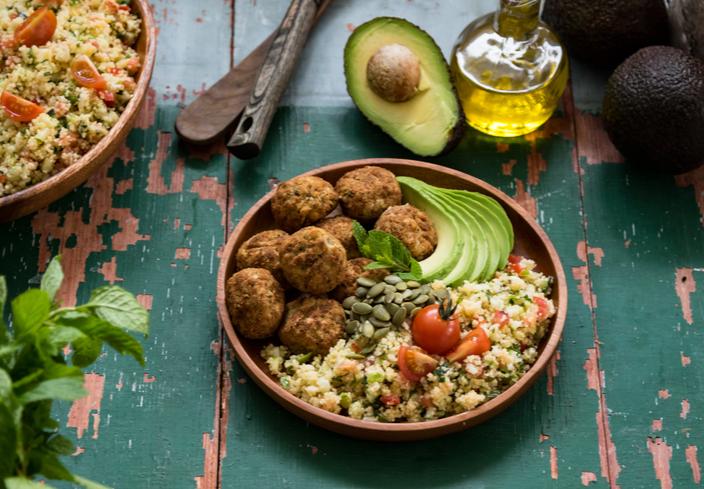 Falafel con ensalada de cuscus, aguacate y pipas de calabaza