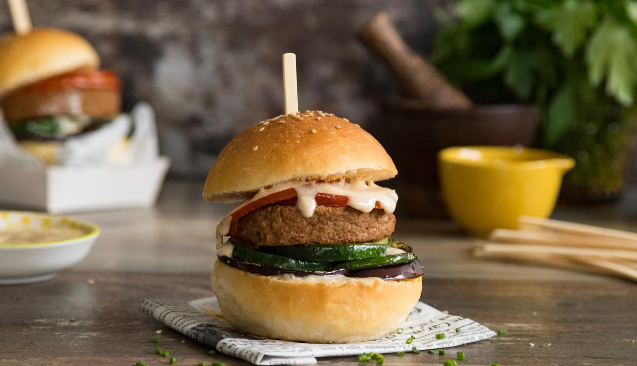 Mini Burger Deluxe con verduras y salsa de miel y sésamo