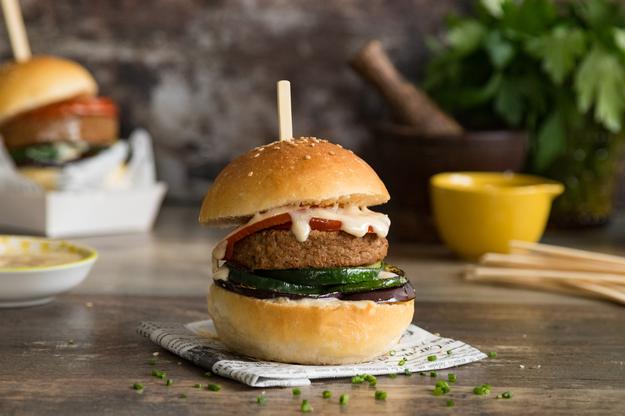 Mini Burger Deluxe con verduras y salsa de miel y sésamo