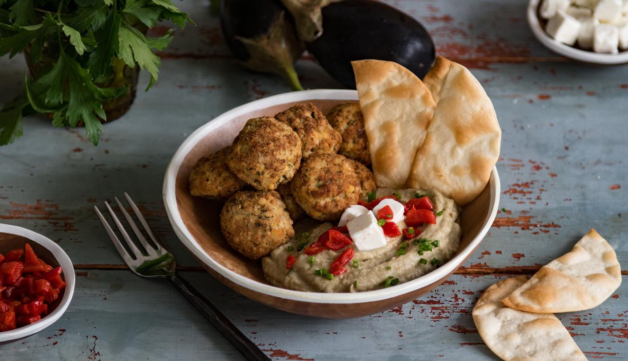 Falafel con hummus de berenjena, queso feta y obleas