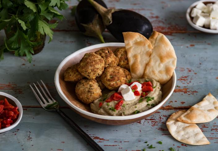 Falafel con hummus de berenjena, queso feta y obleas