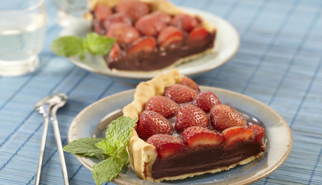 Tarta de ganaché de chocolate con menta y fresas