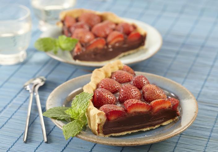 Tarta de ganaché de chocolate con menta y fresas