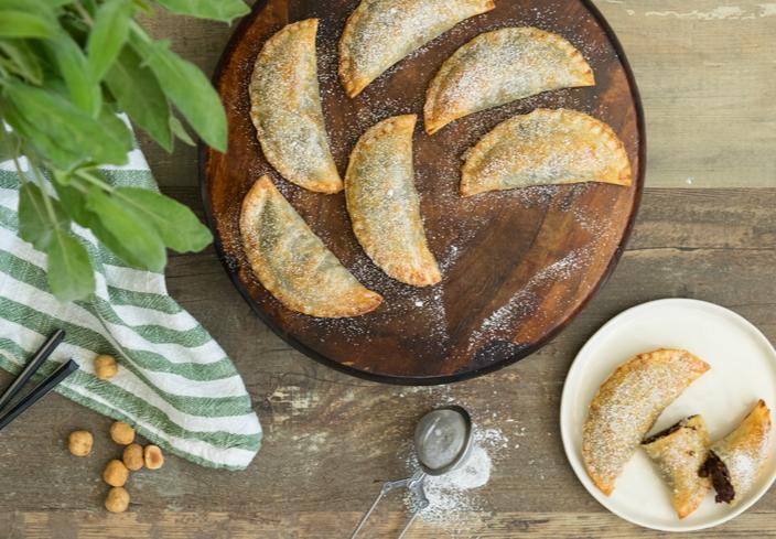 Empanadillas dulces de chocolate y avellanas al horno