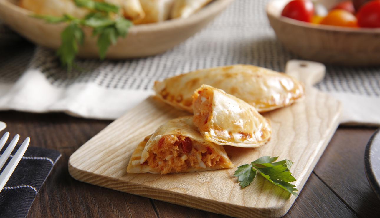 Empanadillas de bacalao al horno con pimiento, huevo duro y tomate