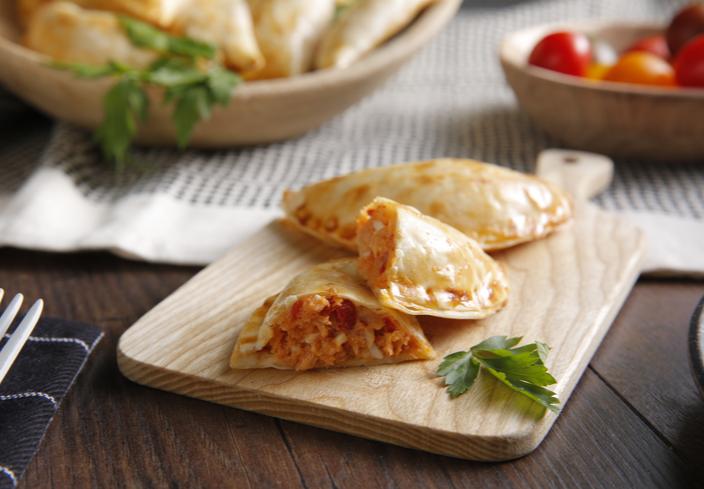 Empanadillas de bacalao al horno con pimiento, huevo duro y tomate