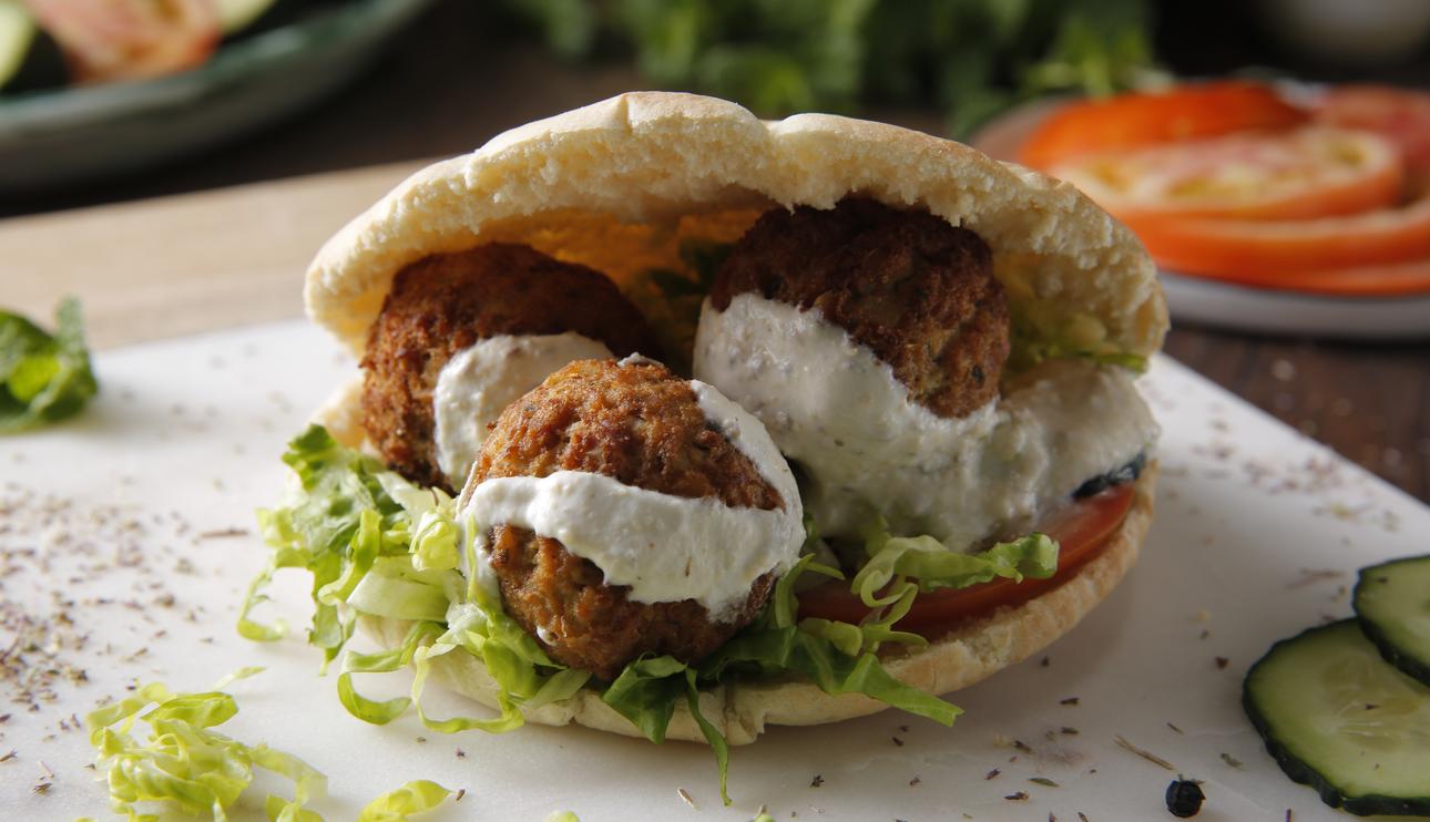 Falafel con salsa de yogur en pan de pita