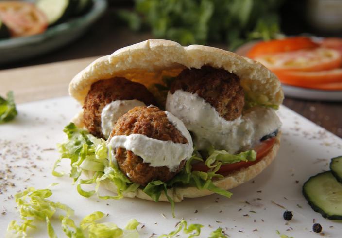 Falafel con salsa de yogur en pan de pita