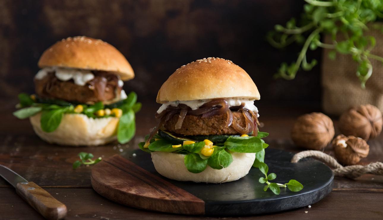 Mini Burger Deluxe con cebolla confitada, canónigos y salsa de queso azul con nueces