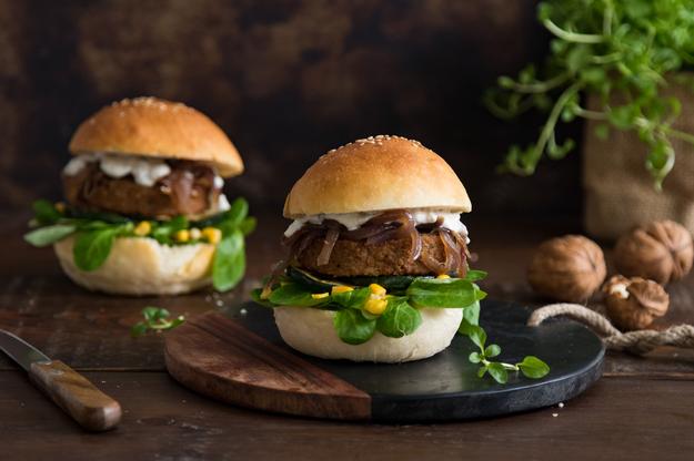 Mini Burger Deluxe con cebolla confitada, canónigos y salsa de queso azul con nueces
