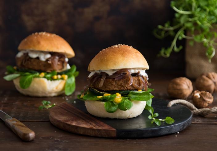 Mini Burger Deluxe con cebolla confitada, canónigos y salsa de queso azul con nueces