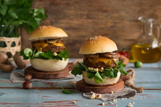 Mini Burger Deluxe con champiñones, berros y avellanas