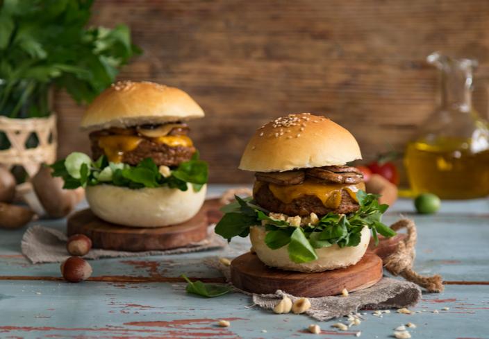 Mini Burger Deluxe con champiñones, berros y avellanas