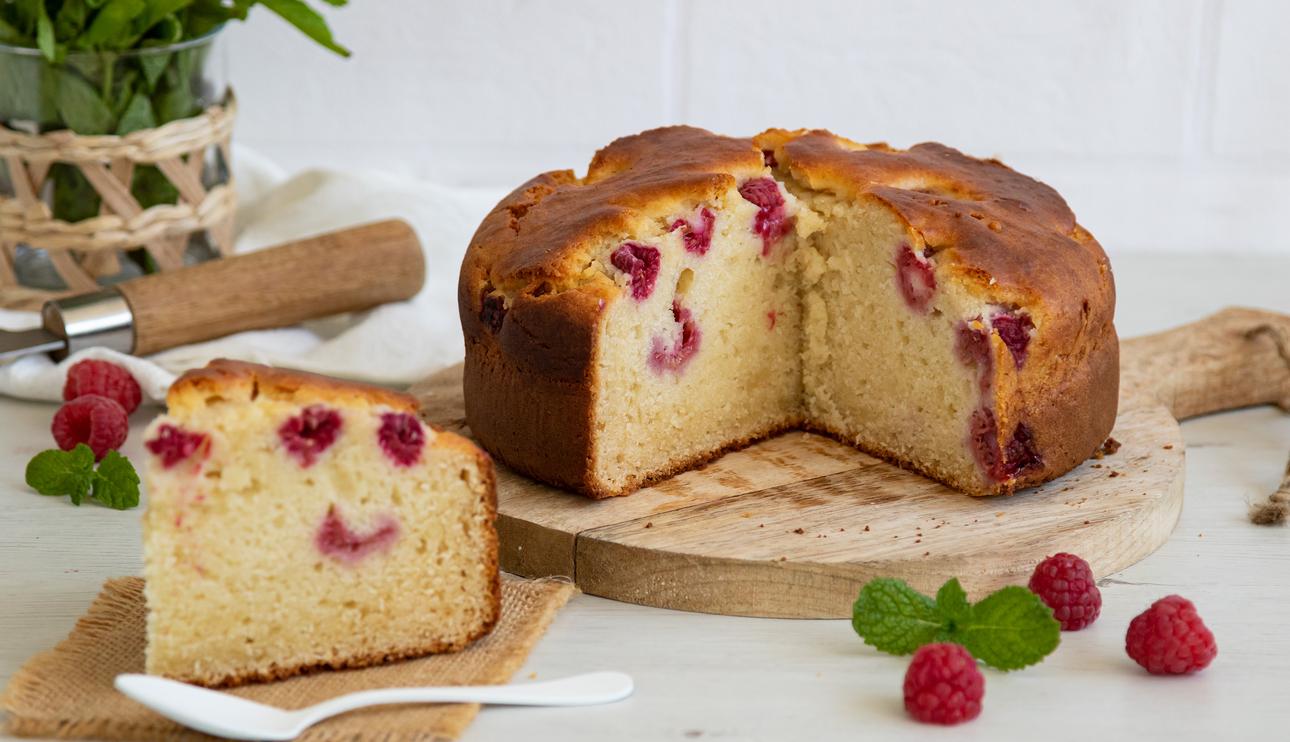 Bizcocho de ricotta con leche condensada y frambuesas