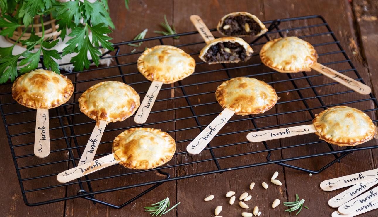 Piruletas de morcilla con piñones y manzana