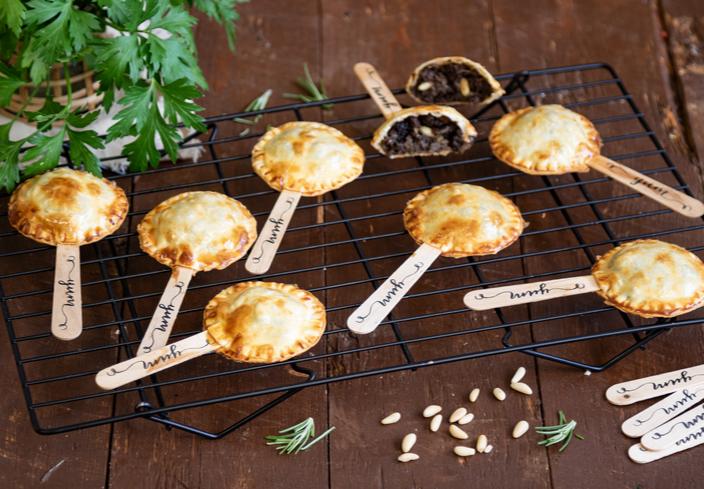 Piruletas de morcilla con piñones y manzana
