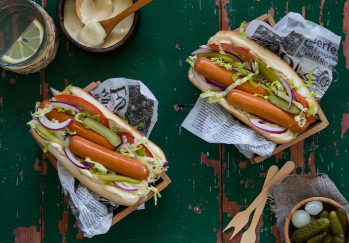 Bocadillos de Frankfurt con verduras y salsa de mayonesa con mostaza