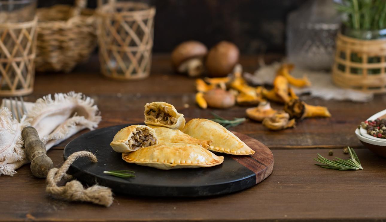 Empanadillas de carne picada de ternera, setas y col