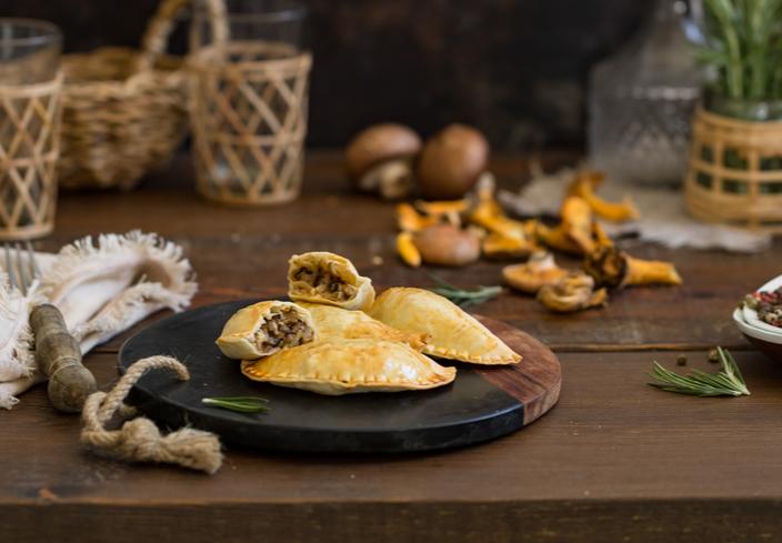Empanadillas de carne picada de ternera, setas y col
