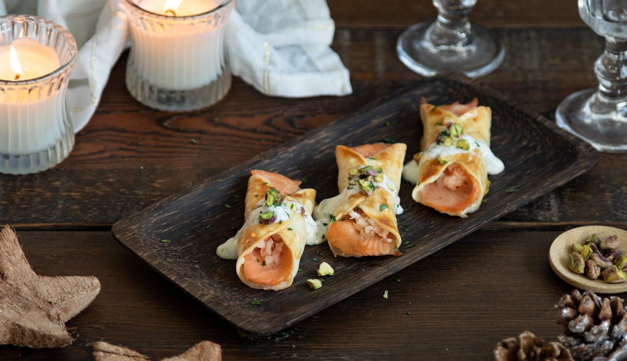 Rollitos de salmón ahumado con salsa de queso en masa de empanadillas