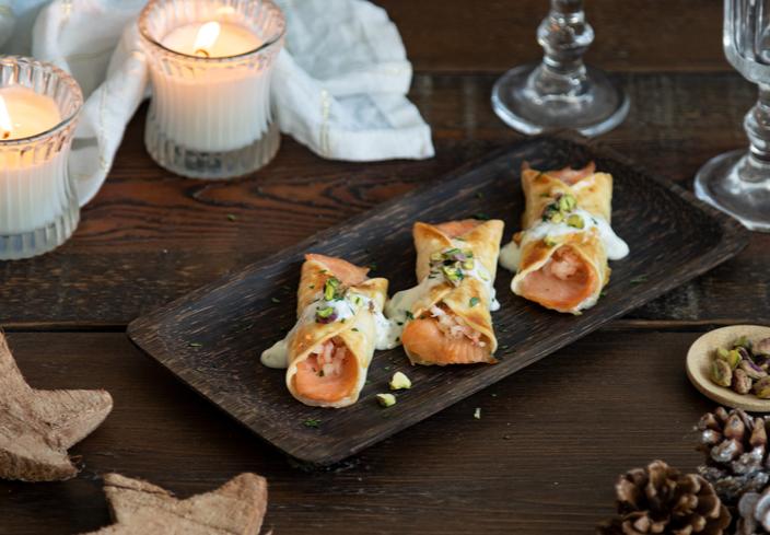 Rollitos de salmón ahumado con salsa de queso en masa de empanadillas