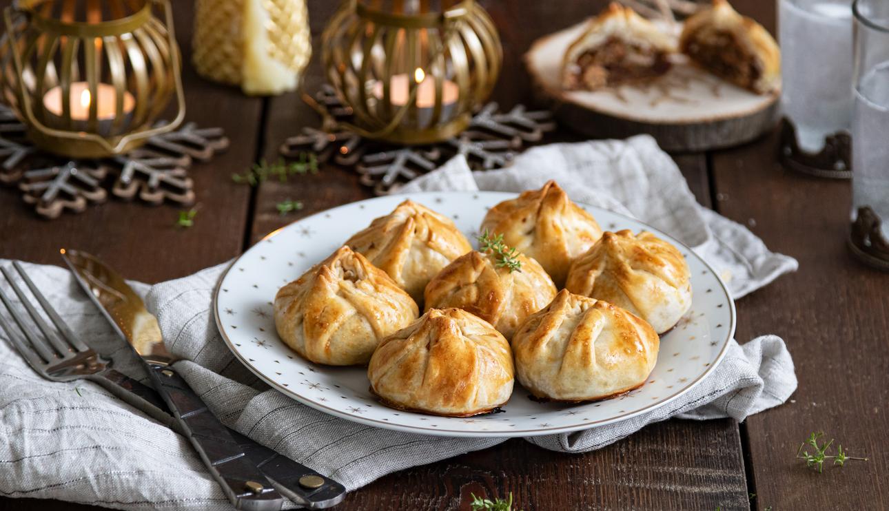 Saquitos de salmón ahumado con queso brie, nueces y dátiles