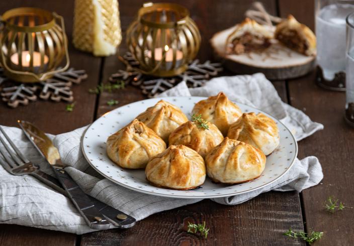 Saquitos de salmón ahumado con queso brie, nueces y dátiles
