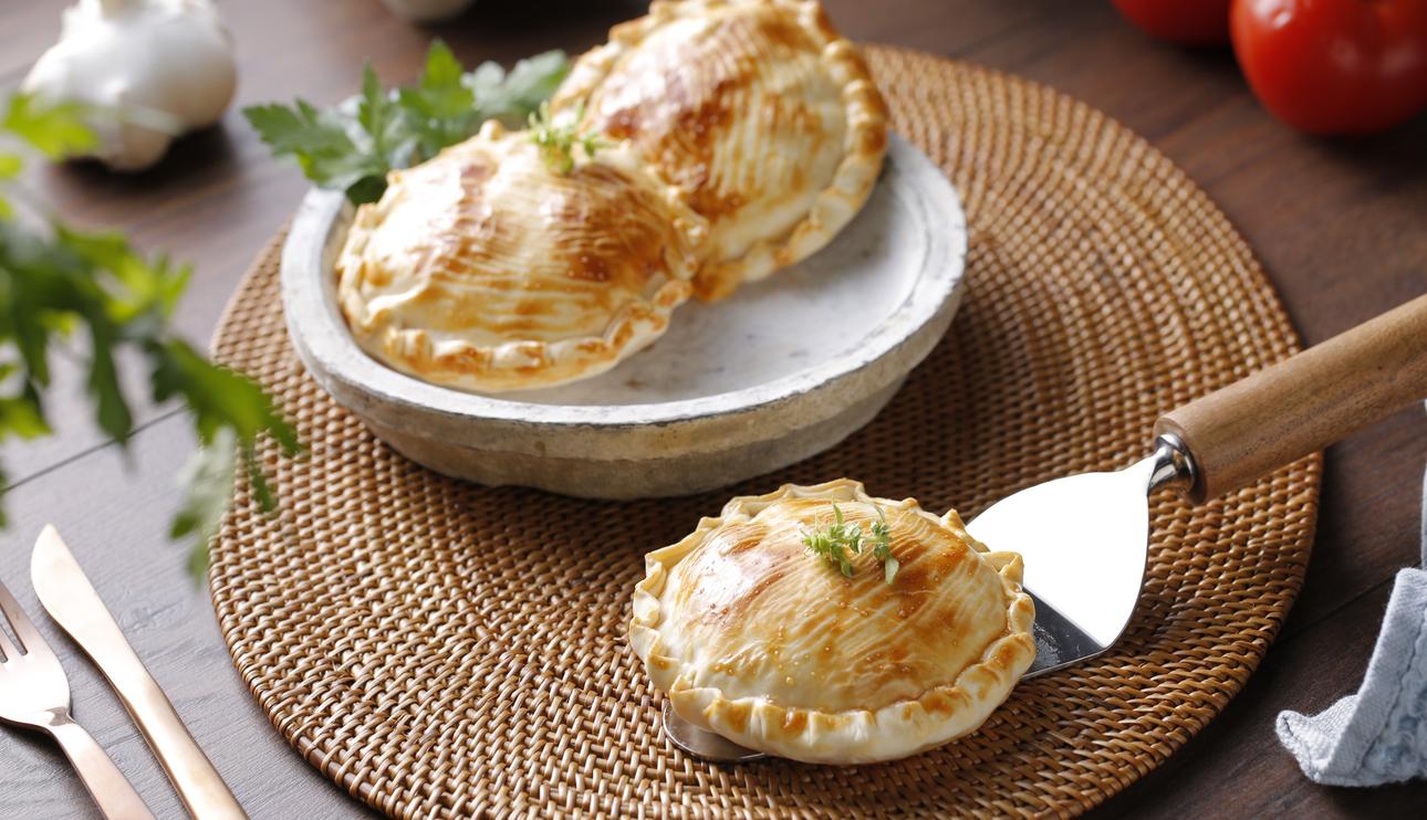 Mini pastelitos con obleas de empanadillas rellenos de bacalao con tomate