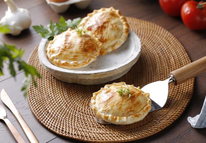 Mini pastelitos con obleas de empanadillas rellenos de bacalao con tomate