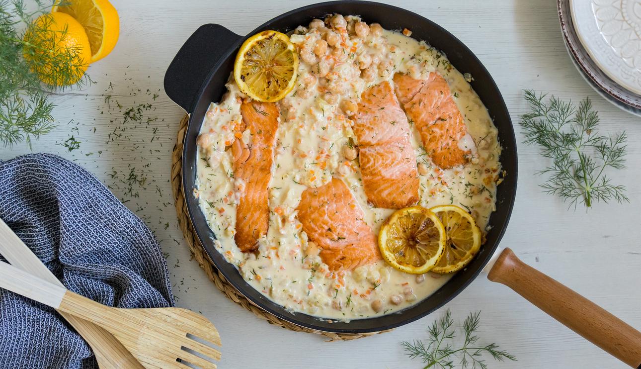 Salmón en salsa de manzana y eneldo con garbanzos