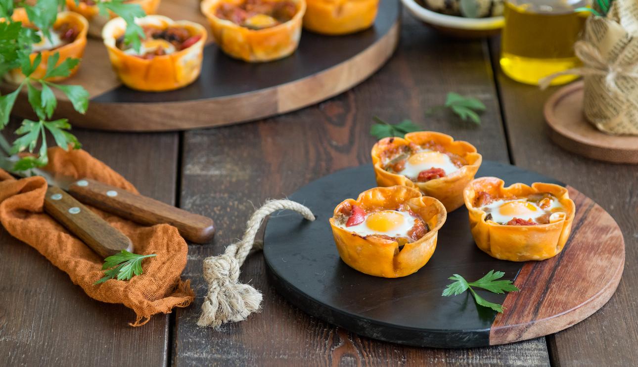 Tartaletas de sobrasada, pisto y huevo de codorniz