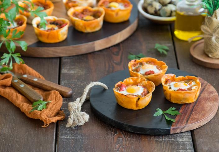 Tartaletas de sobrasada, pisto y huevo de codorniz