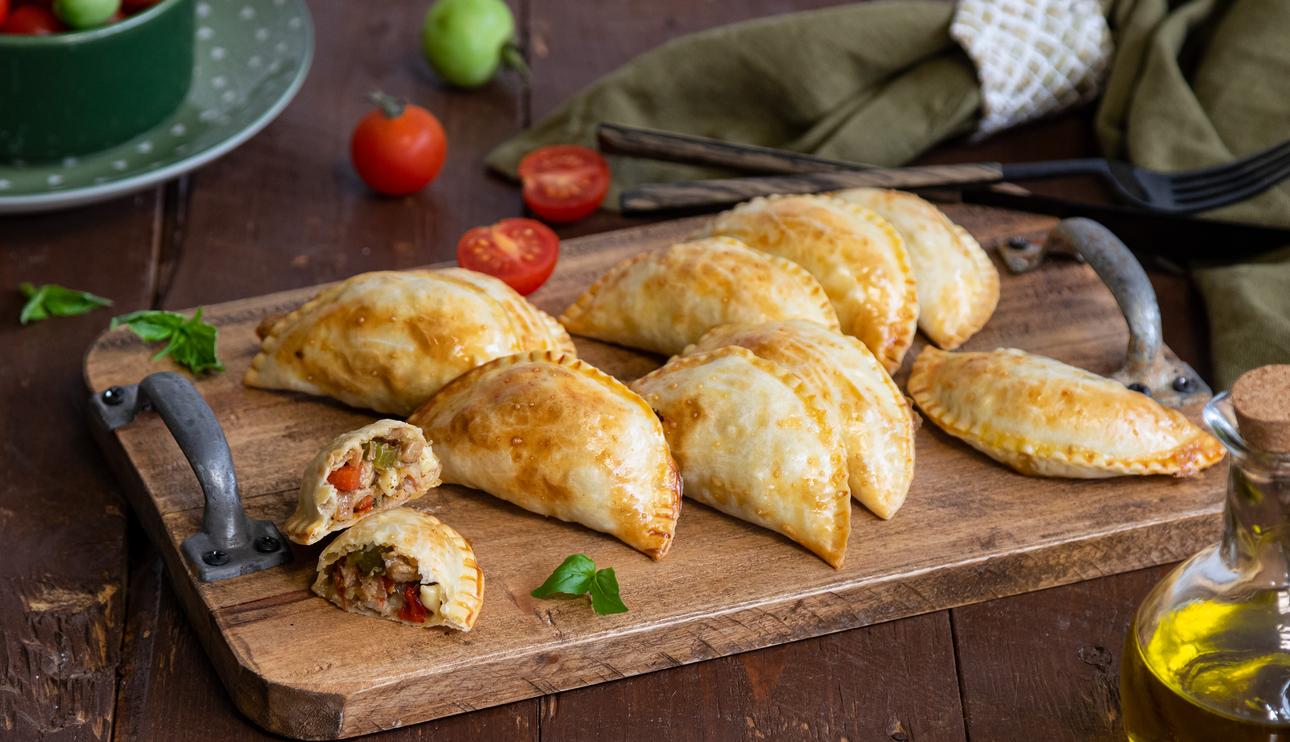 Empanadillas de carne de cerdo con pimientos y brie
