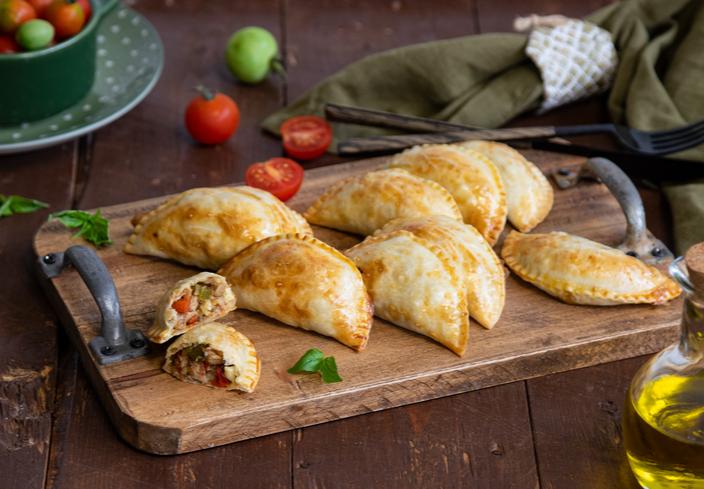 Empanadillas de carne de cerdo con pimientos y brie