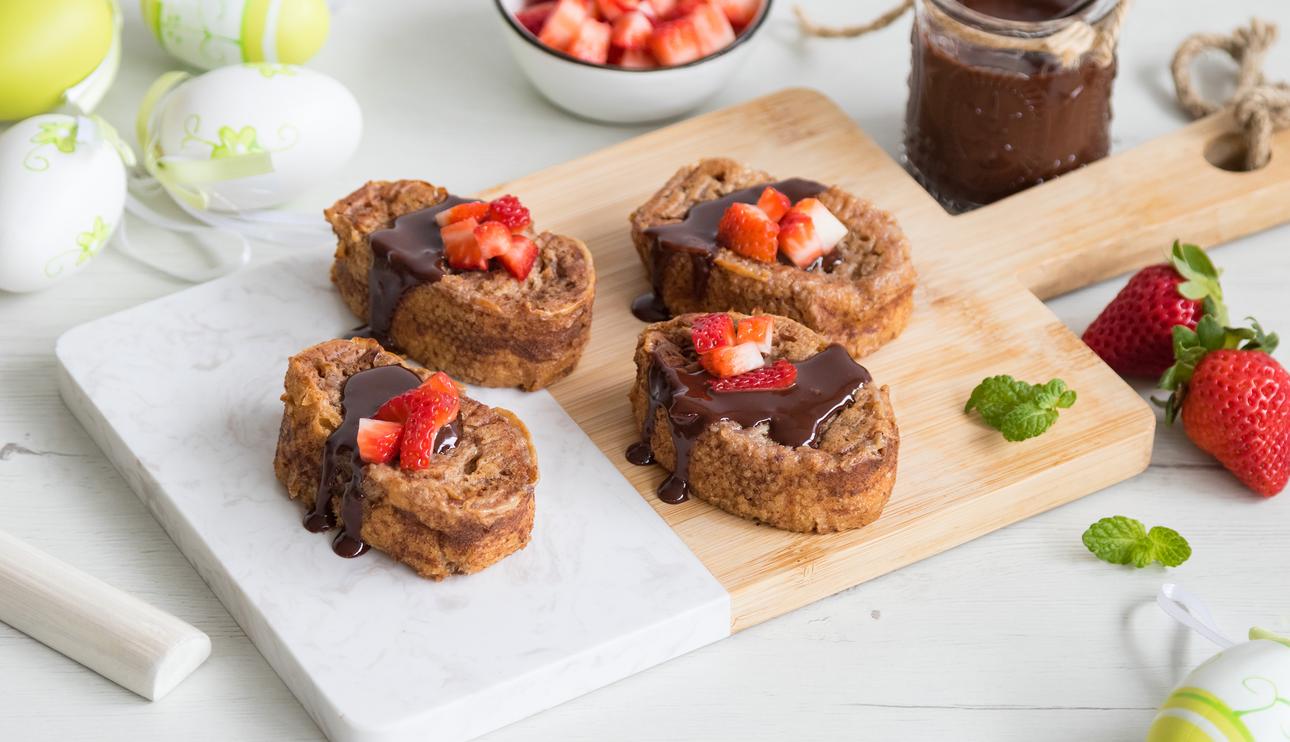 Torrijas al horno con leche condensada y salsa de chocolate negro