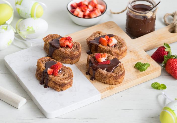 Torrijas al horno con leche condensada y salsa de chocolate negro