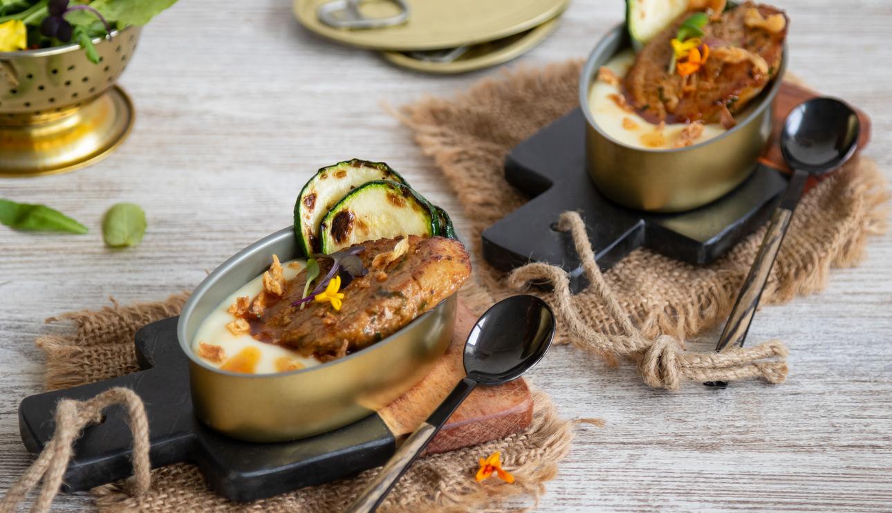 Parmentier de patata con solomillo de cerdo adobado y calabacín