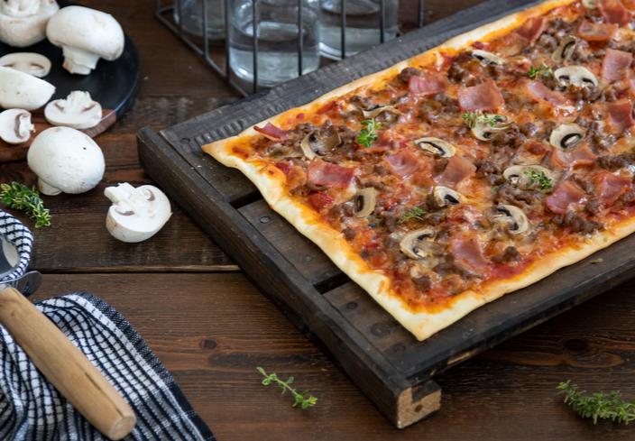 Pizza con champiñones, carne picada y beicon