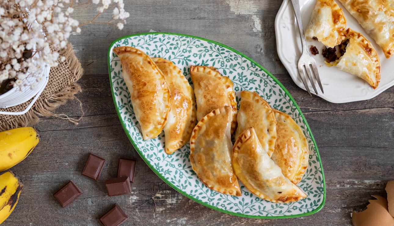 Empanadillas dulces de chocolate con leche y plátano