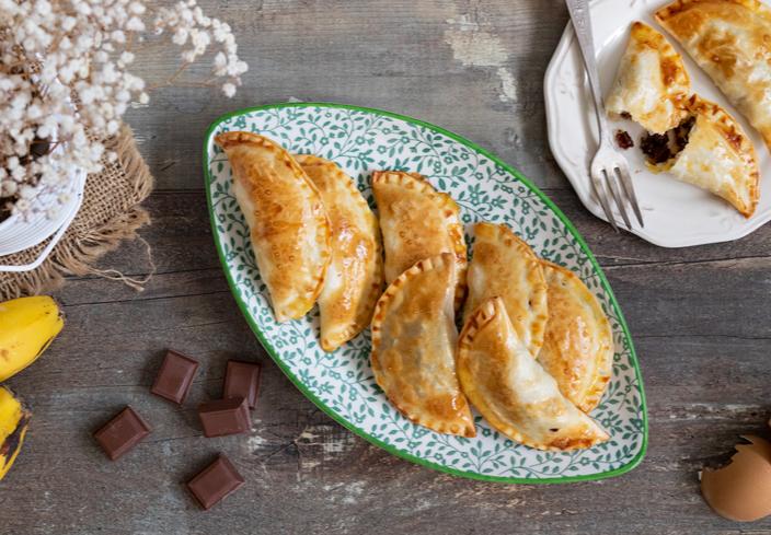 Empanadillas dulces de chocolate con leche y plátano
