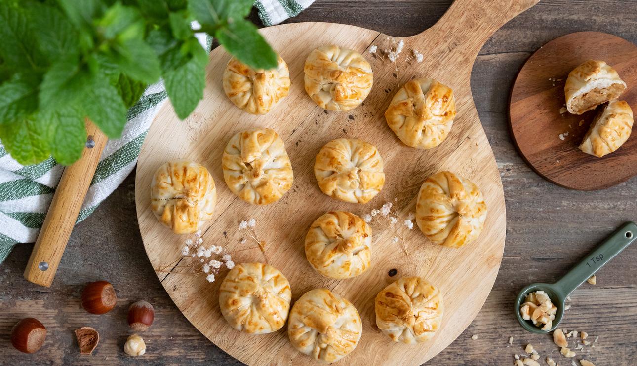 Saquitos con dulce de leche, plátano y avellanas