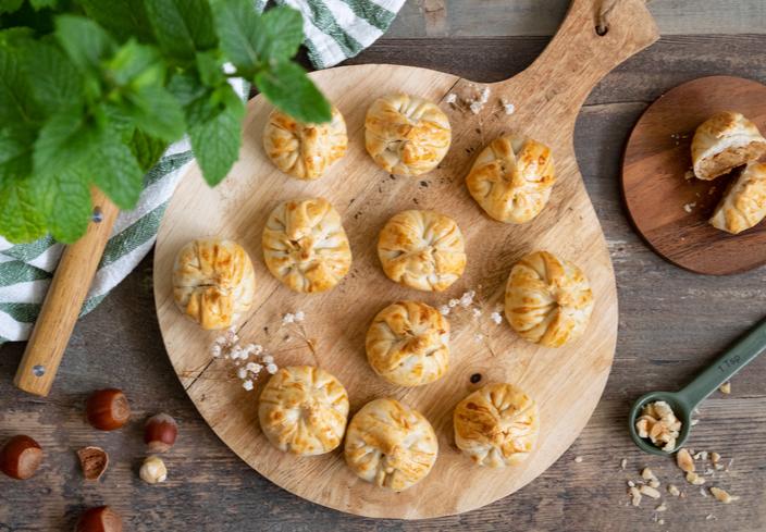 Saquitos con dulce de leche, plátano y avellanas