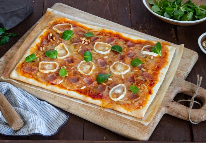 Pizza con queso de cabra, beicon y cebolla caramelizada