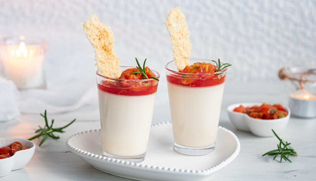 Pannacotta de parmesano con su crujiente y mermelada de tomate