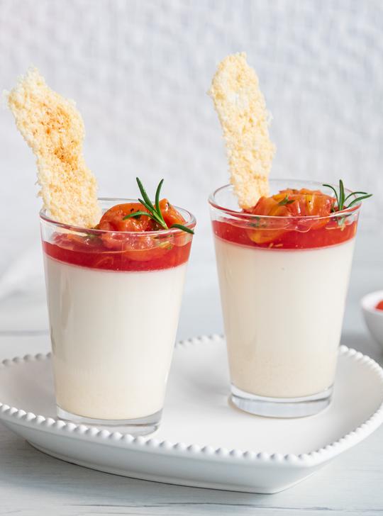 Pannacotta de parmesano con su crujiente y mermelada de tomate