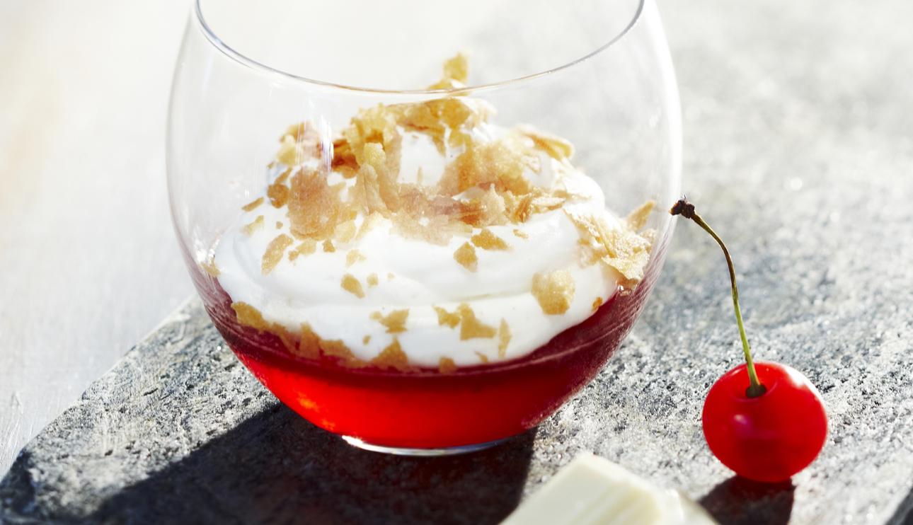 Vasitos de mousse de chocolate blanco con gelatina de cerezas