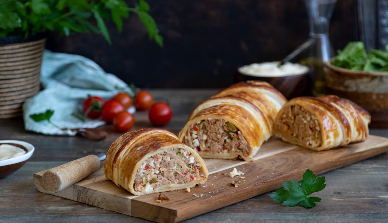 Hojaldre relleno de atún, pimientos y huevo duro