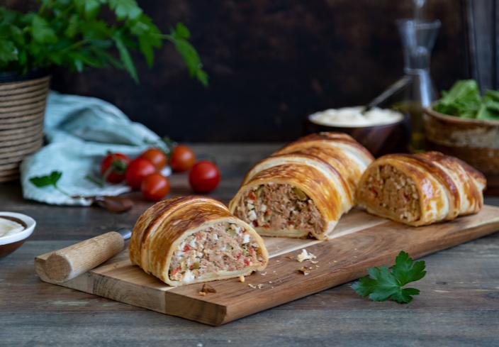 Hojaldre relleno de atún, pimientos y huevo duro