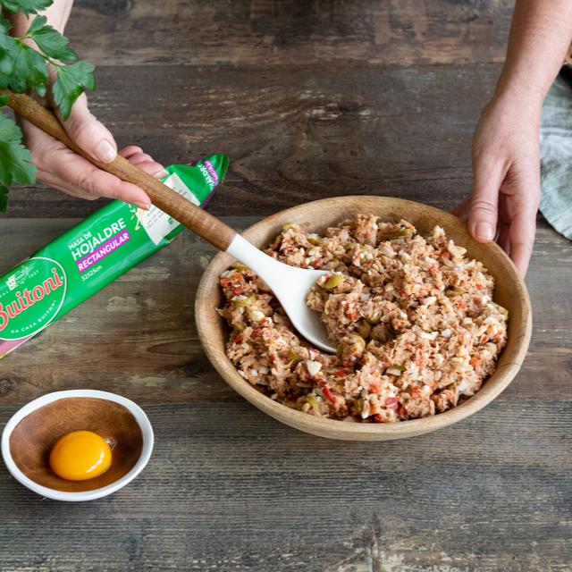 Hojaldre relleno de atún, pimientos y huevo duro